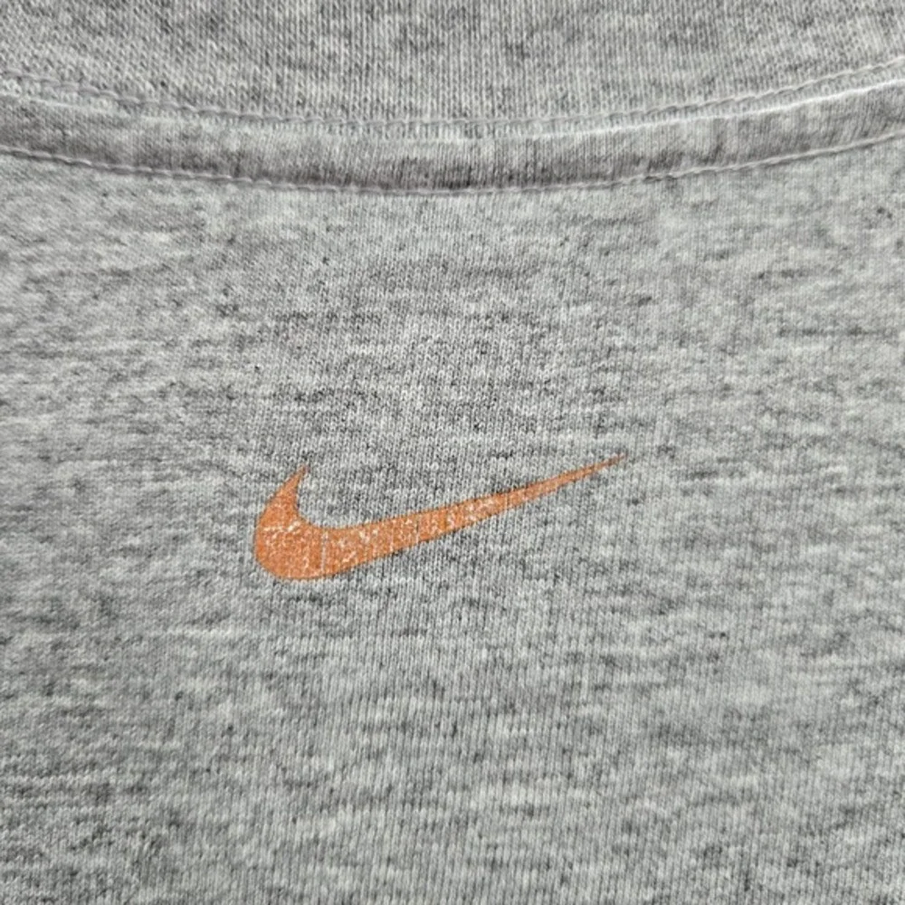 VINTAGE Nike Men Shirt L Gray Football Swoosh Logo Graphic Print Short Sleeve‎